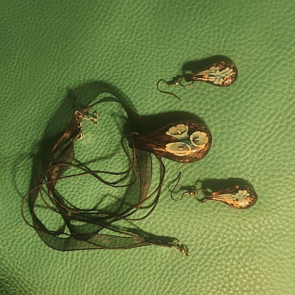 Jewelry - Picture 2 of 3